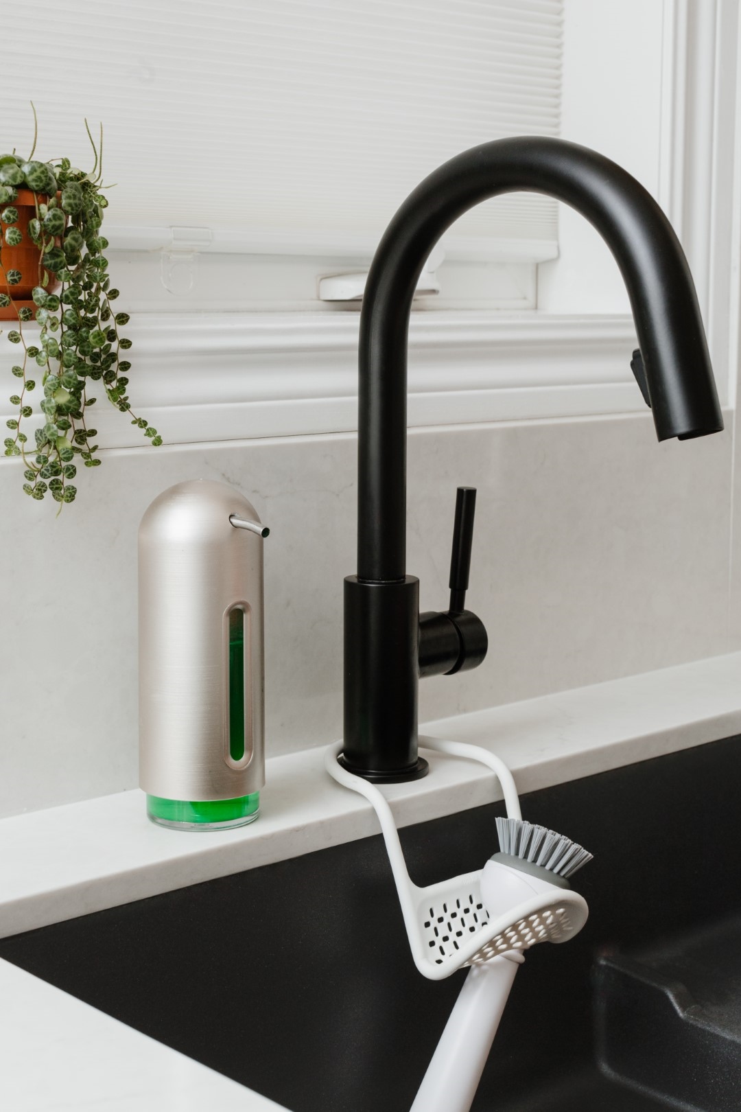 UMBRA dozownik do mydła PENGUIN 355 ml niklowany - obrazek 3