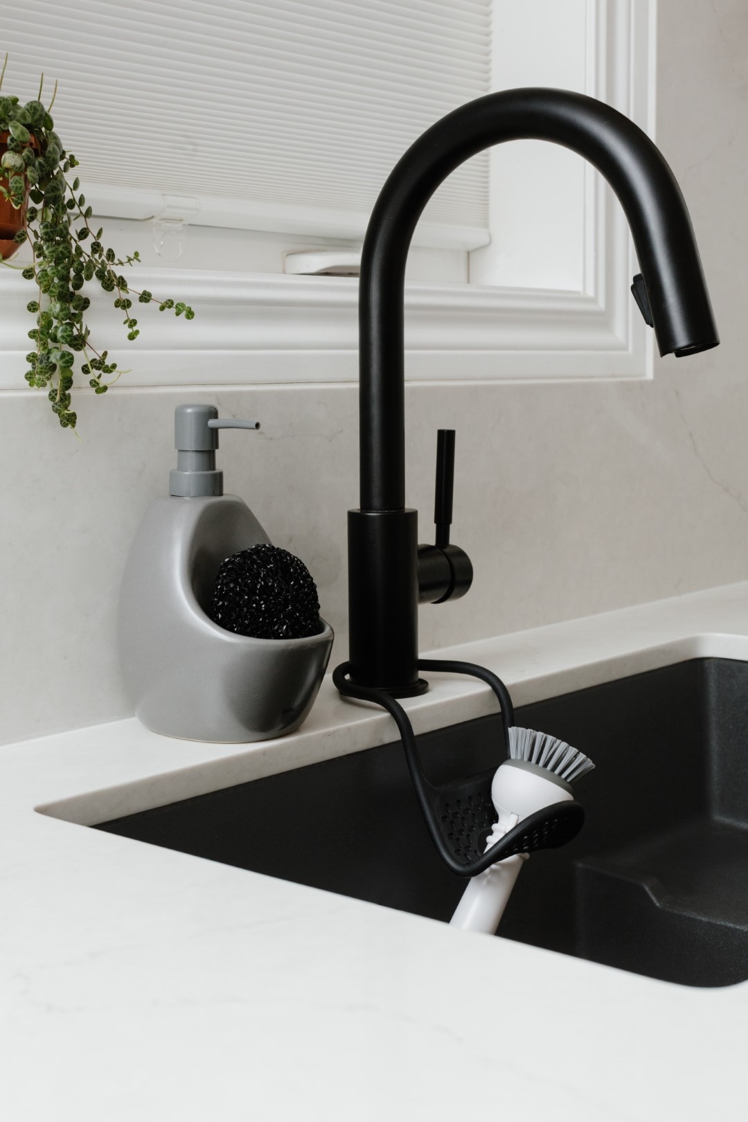 UMBRA dozownik do mydła JOEY szary - obrazek 4