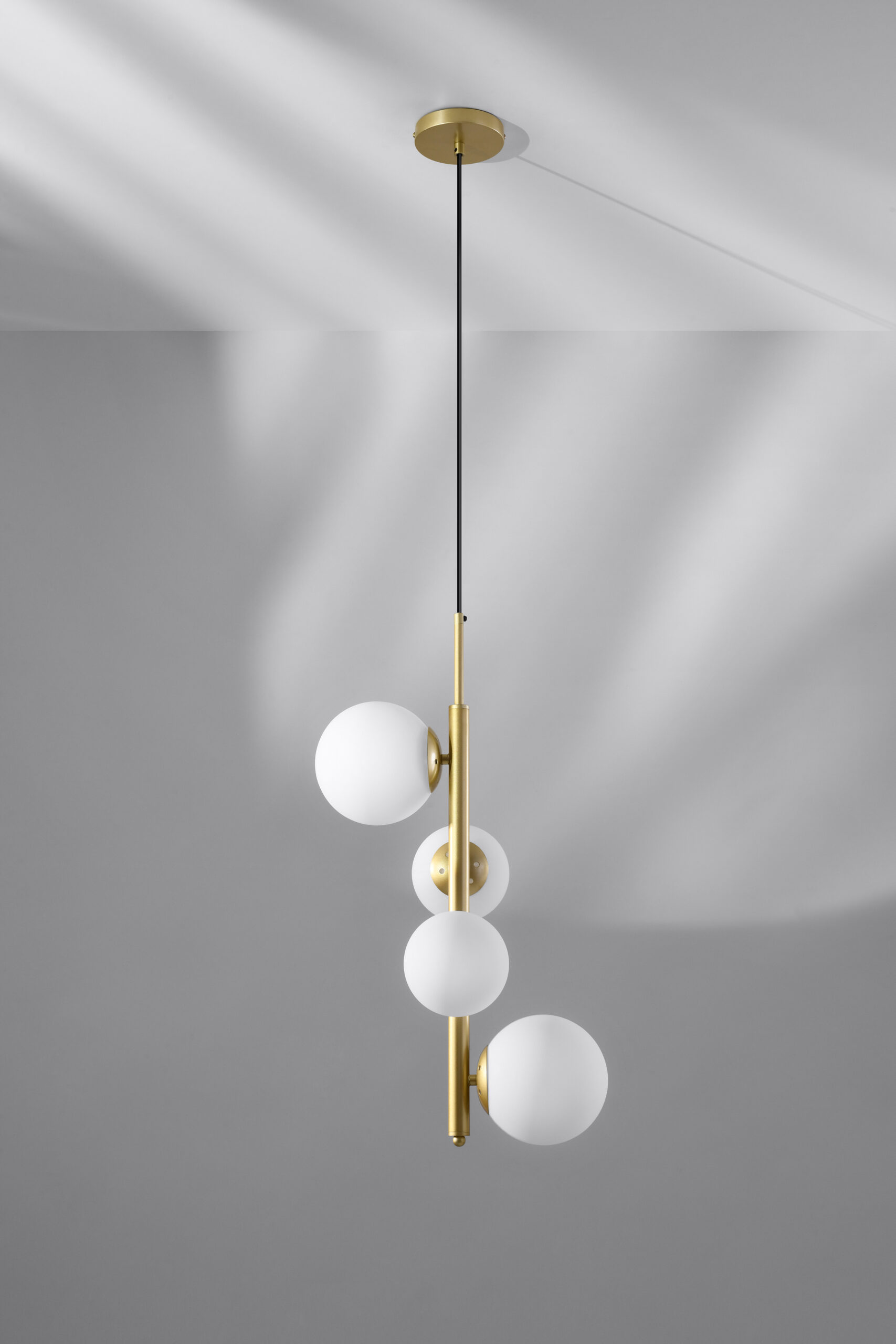 Lampa wisząca CORDEL elegancka - złoty mosiądz z białymi kloszami kulkami - designerska lampa do salonu 4x G9 LED - obrazek 5