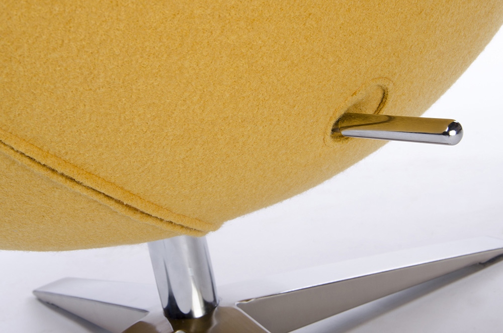 Fotel Egg szeroki fotel velvet musztardowy – przytulny fotel z wełny, stalowa podstawa - obrazek 6
