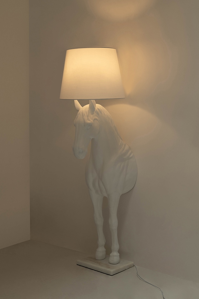 MOOSEE lampa podłogowa KOŃ HORSE STAND M biała - włókno szklane - obrazek 7
