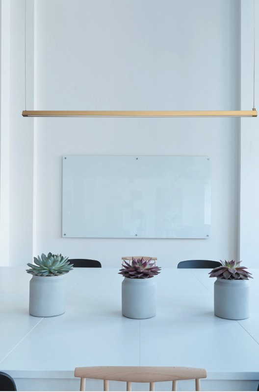 Lampa sufitowa wisząca BEAM 80 cm złota LED – elegancka listwa do jadalni - obrazek 11