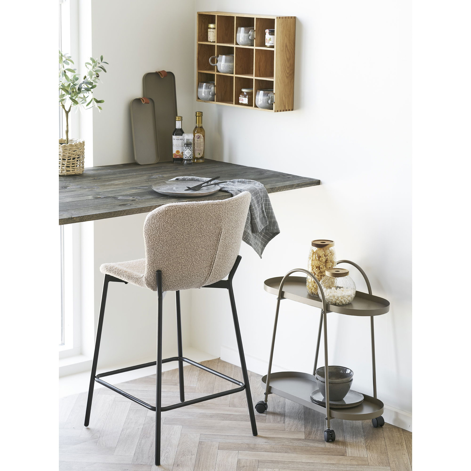 Krzesło barowe Maceda bouclé, beżowe, - obrazek 7