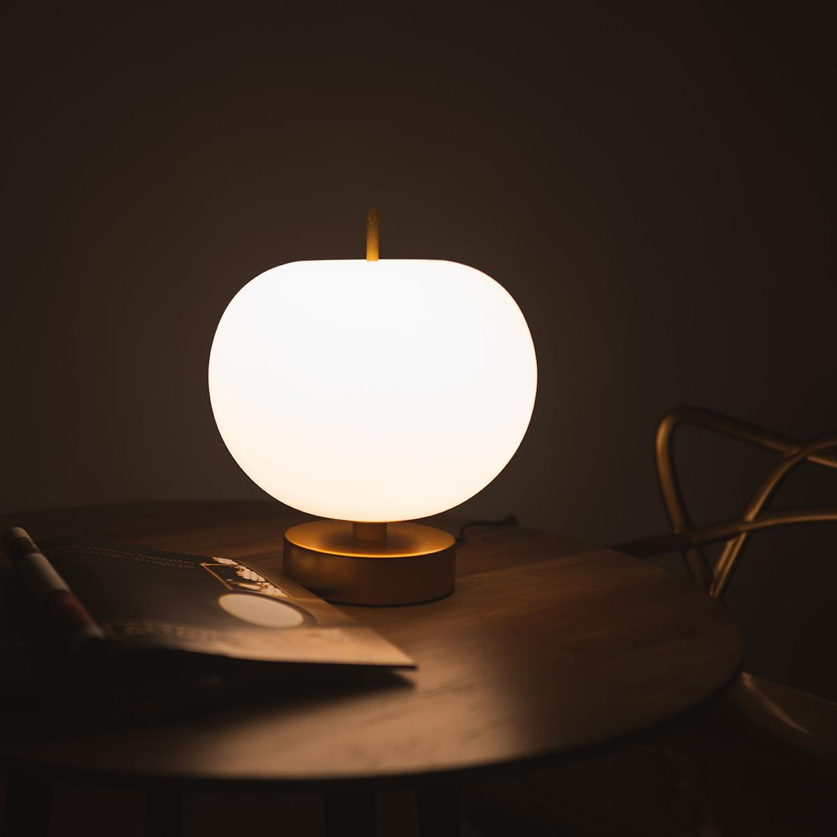 Złota lampa stołowa LED Apple T - obrazek 5