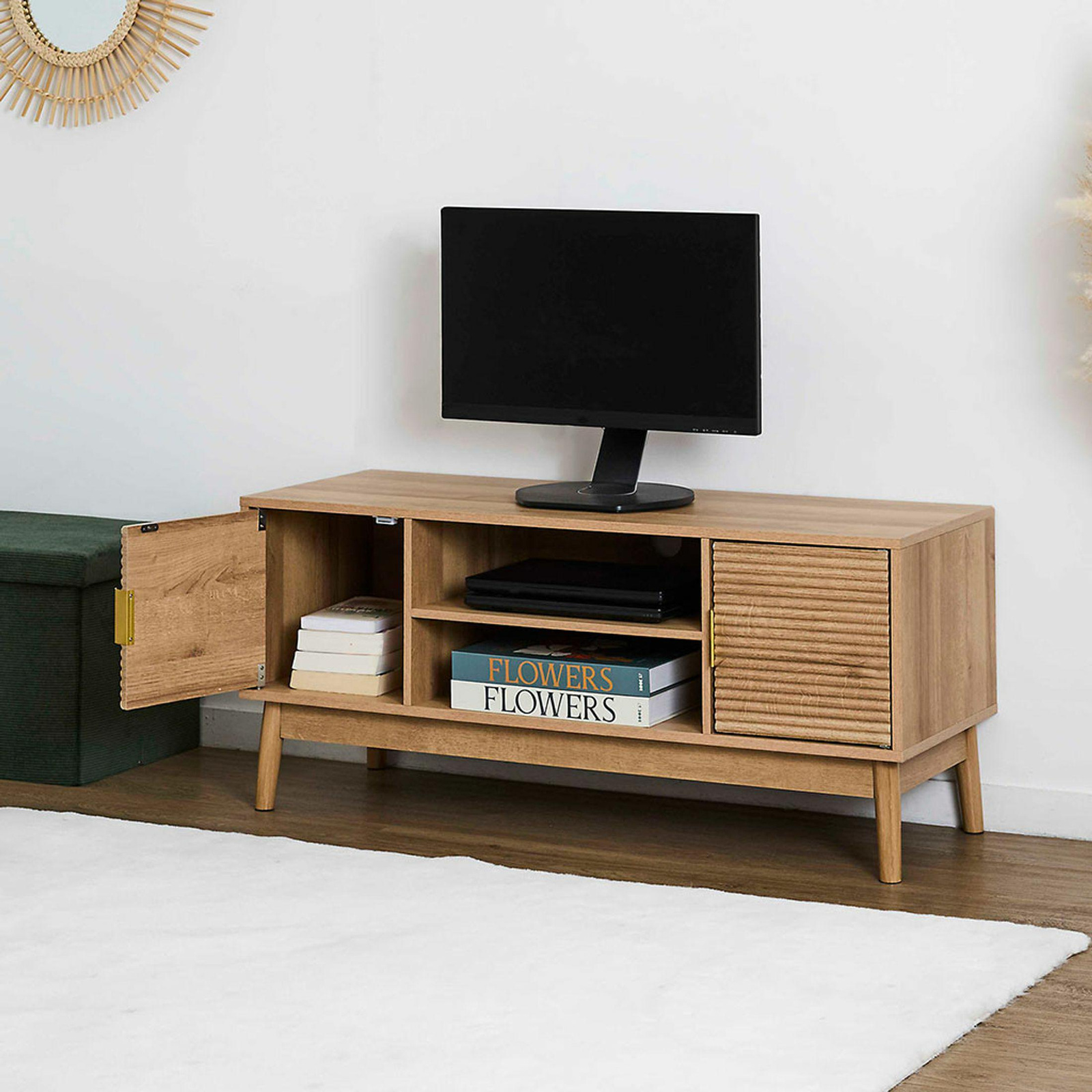 Tiphaine szafka RTV stojąca 110 cm naturalna z frezowanym frontem - obrazek 5